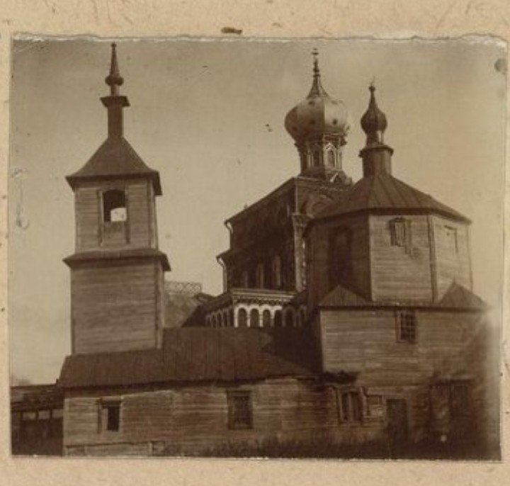 Снимок 1922 г. На первом плане - старая Покровская церковь 1760 г. п., на втором - новая каменная Покровская церковь. Госкаталог. Государственный исторический музей, архивная фотография. Церковь Покрова Пресвятой Богородицы, Маслово (Орловский район, Орловская область)