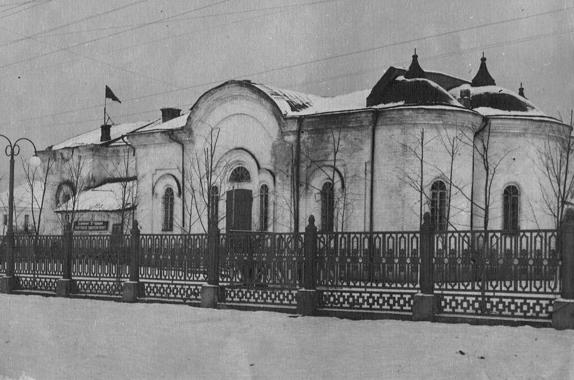 Фото советского периода. Церковь переоборудована в клуб, архивная фотография. Церковь Александра Невского, Усть-Катав (Усть-Катав, город, Челябинская область)
