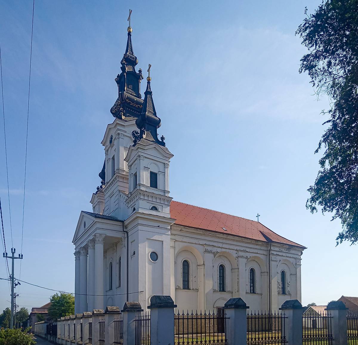 фасады. Церковь Перенесения мощей Николая Чудотворца в Бари, Сивац (АК Воеводина, Западно-Бачский округ, Сербия)