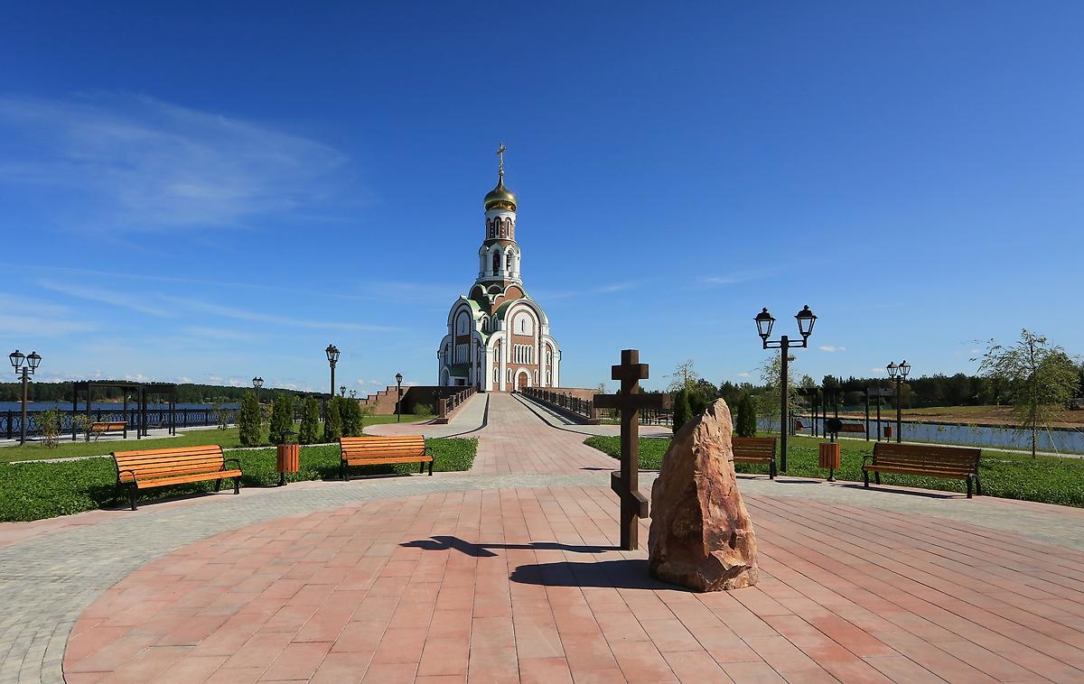 общий вид в ландшафте. Церковь Всех Святых, Свердлово (Конаковский район, Тверская область)