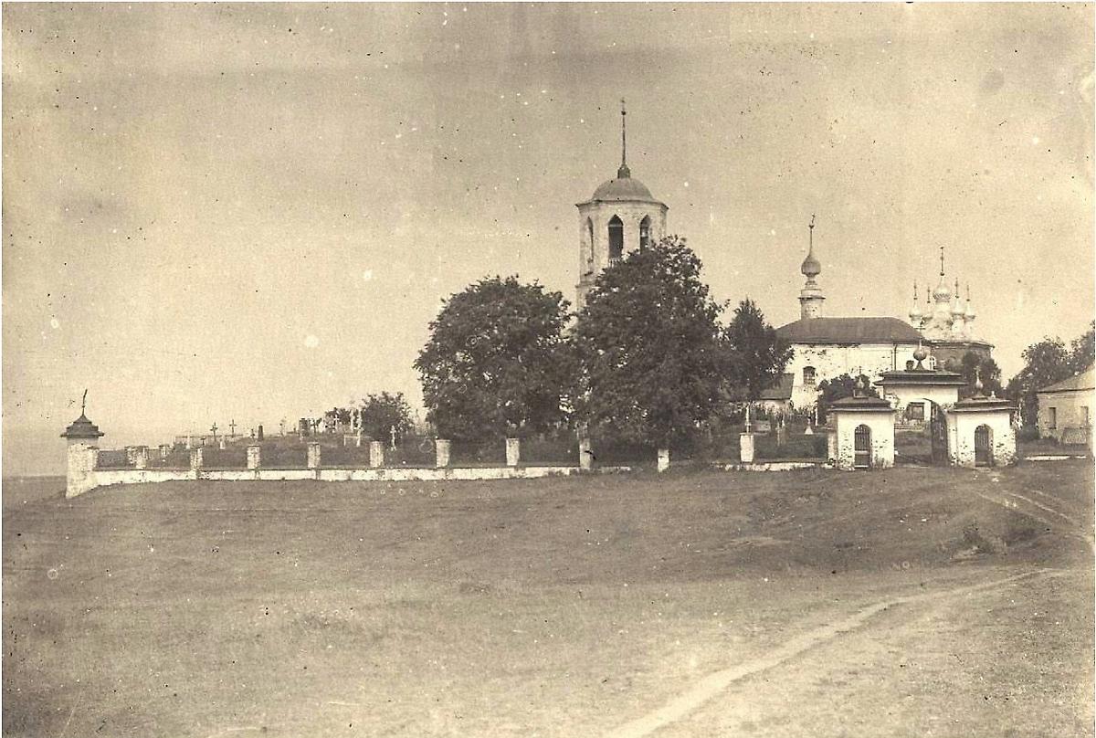 Старая (передний план) и новая (дальний план) Владимирские церкви., архивная фотография. Церковь Владимирской иконы Божией Матери (старая), Переславль-Залесский (Переславский район и г. Переславль-Залесский, Ярославская область)