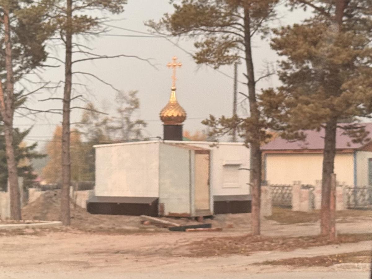 Вид с главной улицы, общий вид в ландшафте. Молитвенный дом Казанской иконы Божией Матери (?), Бердигестях (Горный район, Республика Саха (Якутия))
