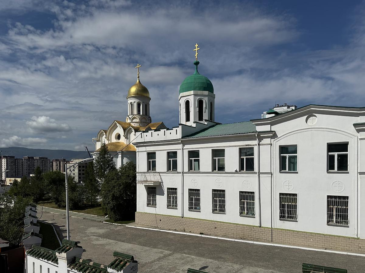Вид с балкона соседнего здания, позади левее новая церковь, фасады. Церковь Троицы Живоначальной (временная), Улан-Батор (Монголия, Прочие страны)
