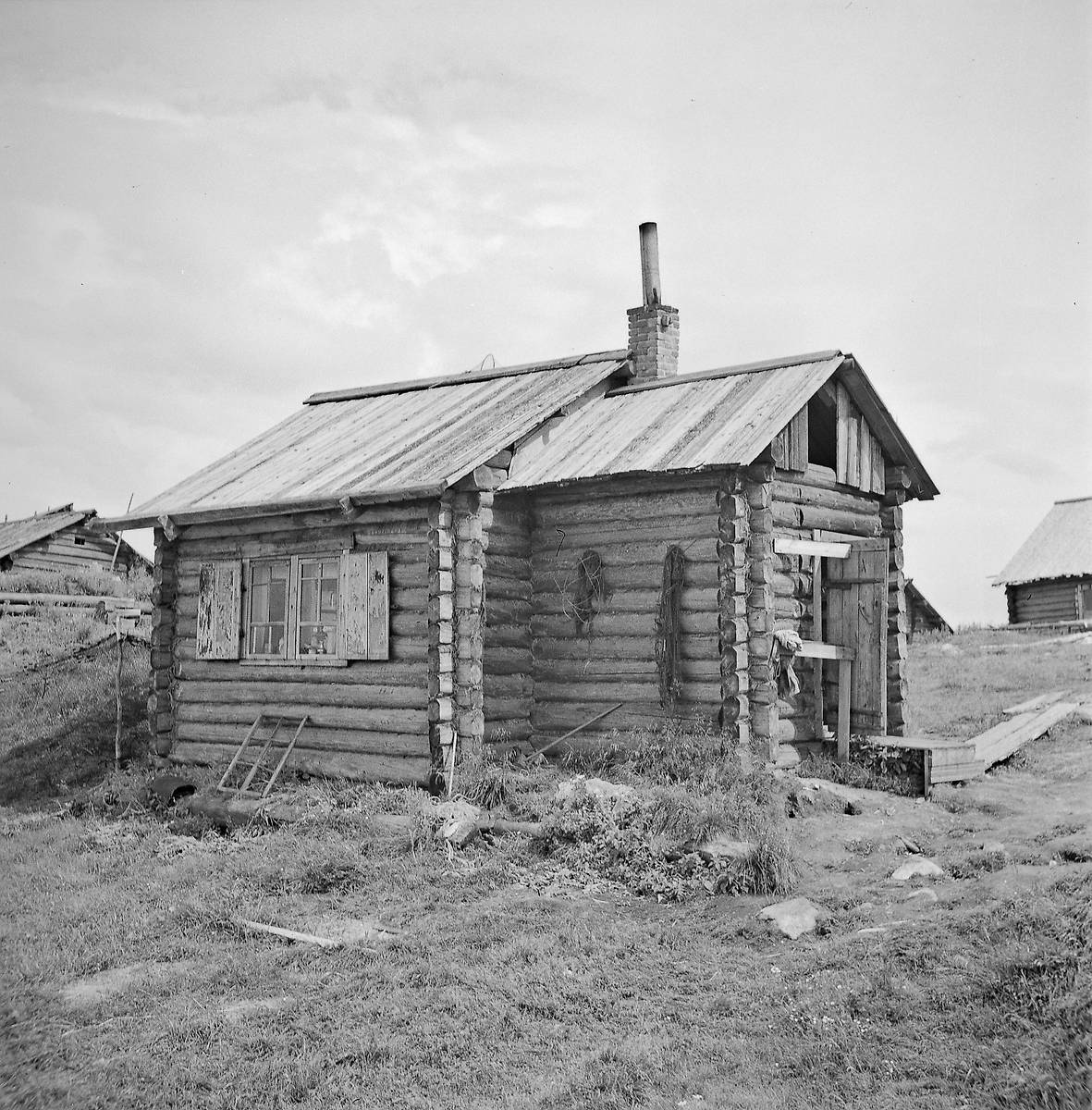 Фото 1943 года с сайта finna.fi. Автор Väinö Kaukonen, архивная фотография. Часовня Покрова Пресвятой Богородицы, Янгозеро, урочище (Суоярвский район, Республика Карелия)