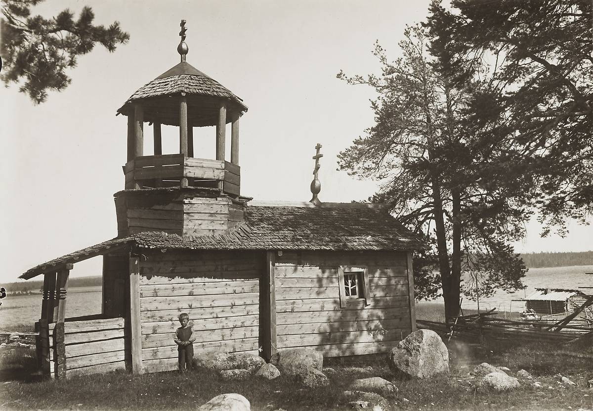 Старинное фото с сайта finna.fi. Автор Veikko Kyander, архивная фотография. Неизвестная часовня, Конецостров (Муезерский район, Республика Карелия)