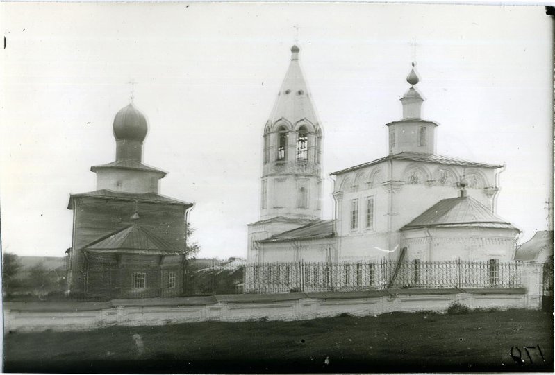 Введенская (слева) и Успенская (справа) церкви. 1926 г., архивная фотография. Церковь Введения во храм Пресвятой Богородицы, Обвинск (Карагайский район, Пермский край)