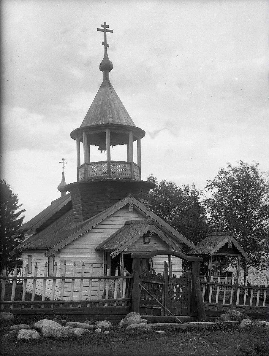 Фото 1929 года из фондов Российского этнографического музея. Автор Д.А. Золотарёв, архивная фотография. Часовня Георгия Победоносца, Пелдожа, территория (Пряжинский район, Республика Карелия)