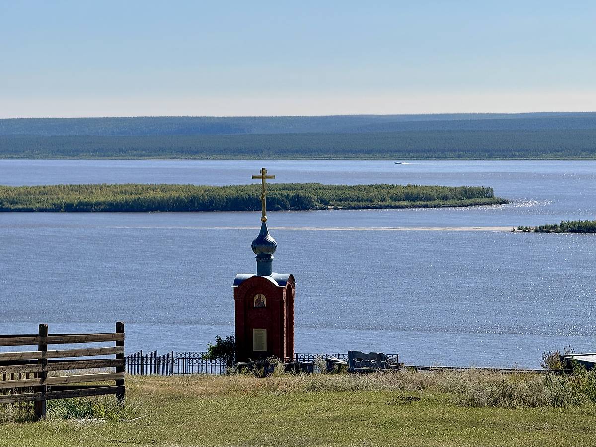 Вид с севера, общий вид в ландшафте. Часовня в память ямщиков и погибших жителей села, Еланка (Хангаласский район, Республика Саха (Якутия))