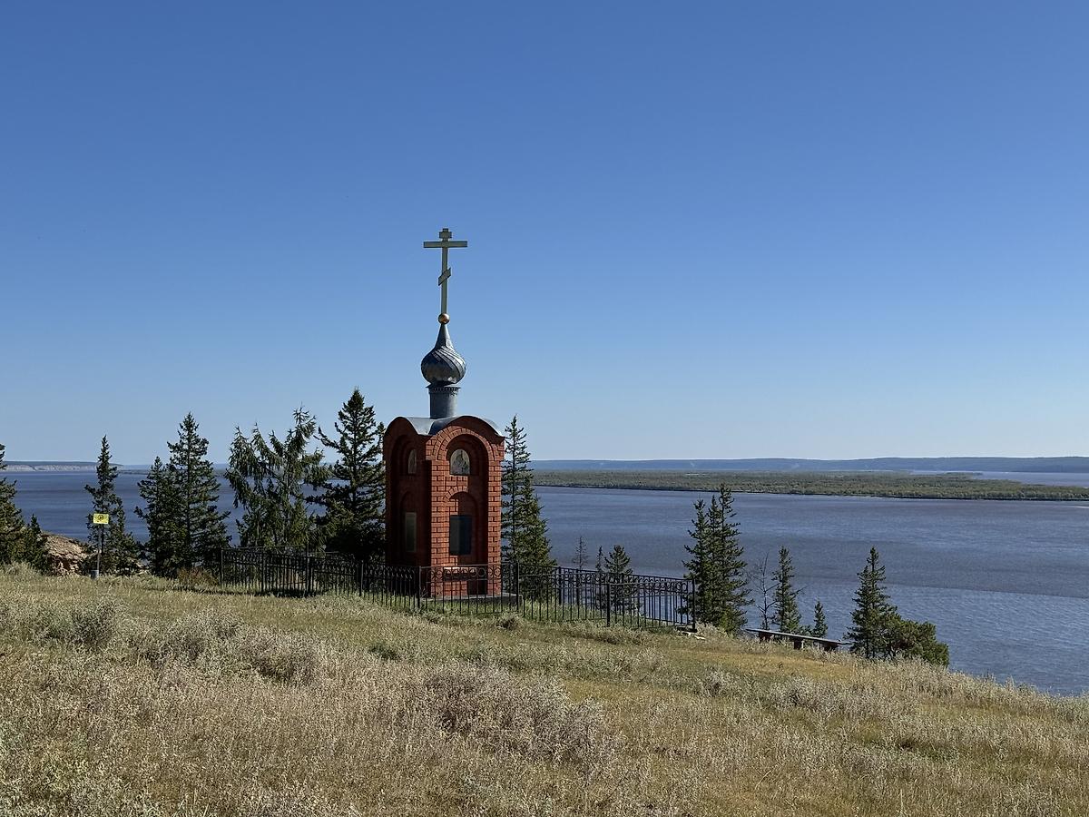 Вид с северо-запада, общий вид в ландшафте. Часовня в память ямщиков и погибших жителей села, Еланка (Хангаласский район, Республика Саха (Якутия))