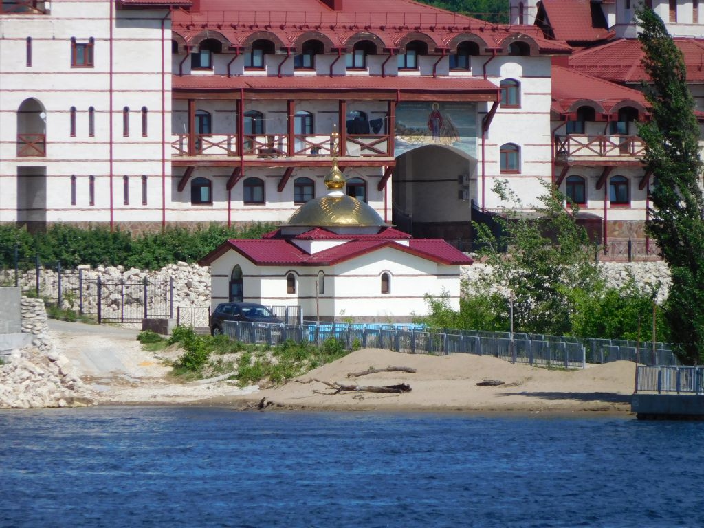 общий вид в ландшафте. Богородичный Казанский монастырь. Часовня у пристани, Винновка (Ставропольский район, Самарская область)