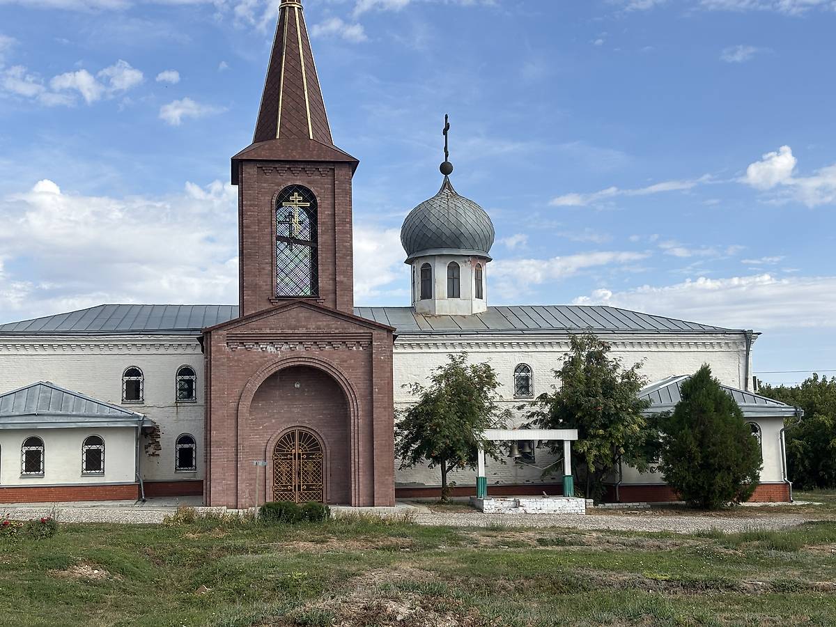 общий вид в ландшафте. Троицкий Каменно-Бродский мужской монастырь. Церковь иконы Божией Матери "Всех скорбящих Радость", Госконюшня, посёлок (Ольховский район, Волгоградская область)
