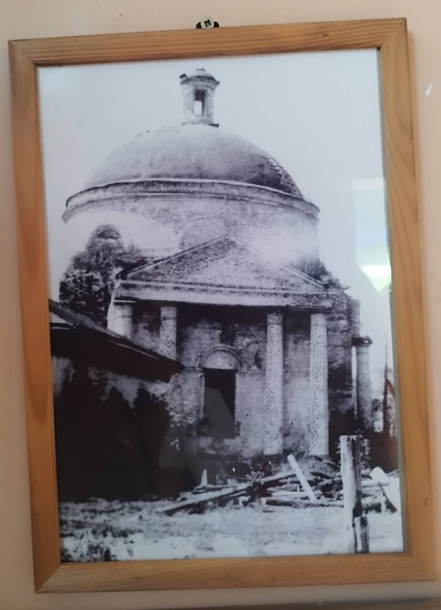Ныне утраченный храм Петра и Павла с. Колыбельское (фотография сделана во второй половине XX века), архивная фотография. Церковь Петра и Павла (старая), Колыбельское (Чаплыгинский район, Липецкая область)