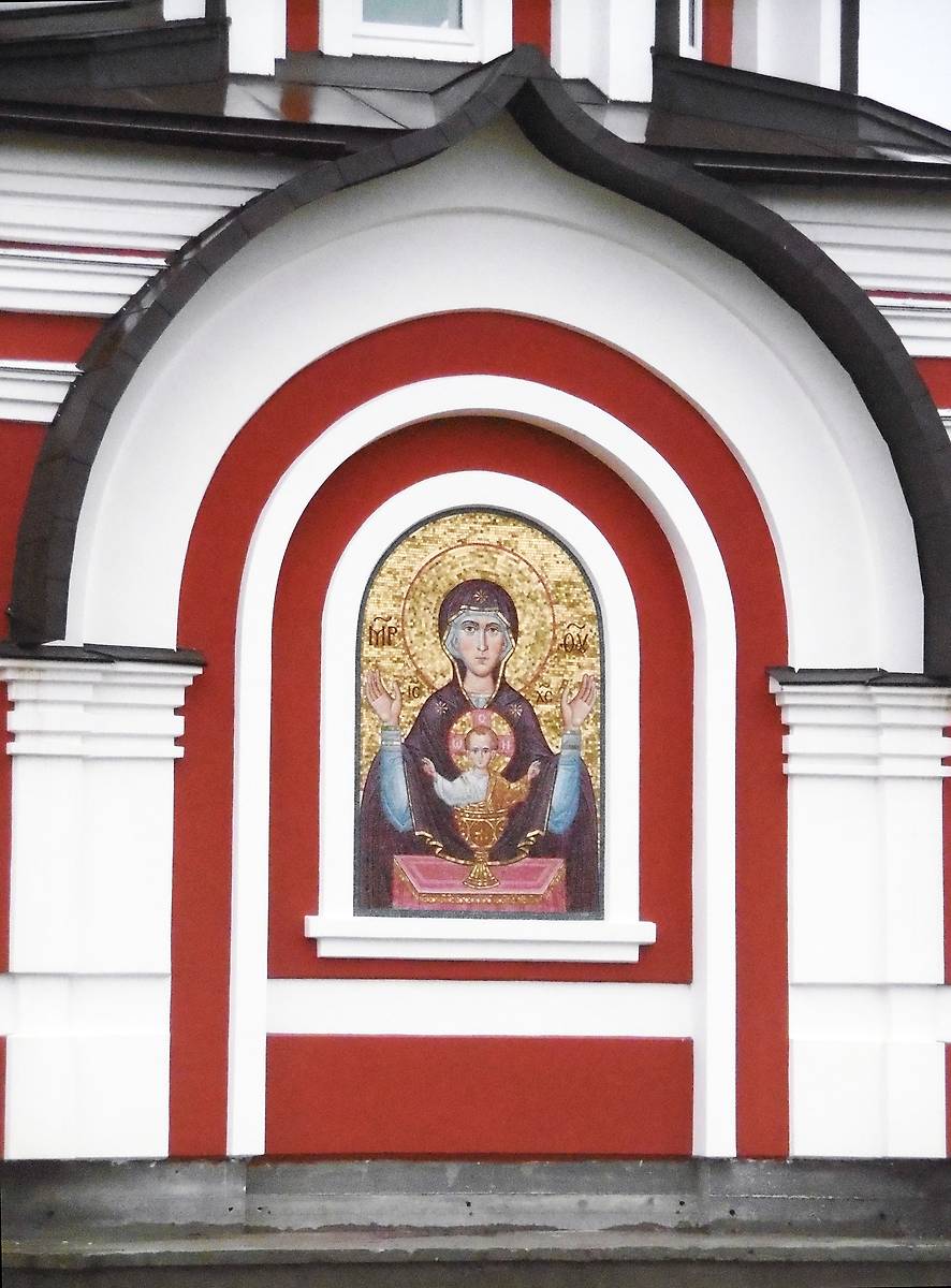 Киот с иконой Божией Матери "Неупиваемая Чаша" на восточном фасаде, архитектурные детали. Надкладезная часовня, Чебоксары (Чебоксары, город, Республика Чувашия)
