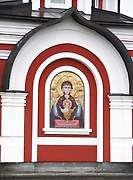 Надкладезная часовня, Киот с иконой Божией Матери "Неупиваемая Чаша" на восточном фасаде, Чебоксары, Чебоксары, город, Республика Чувашия